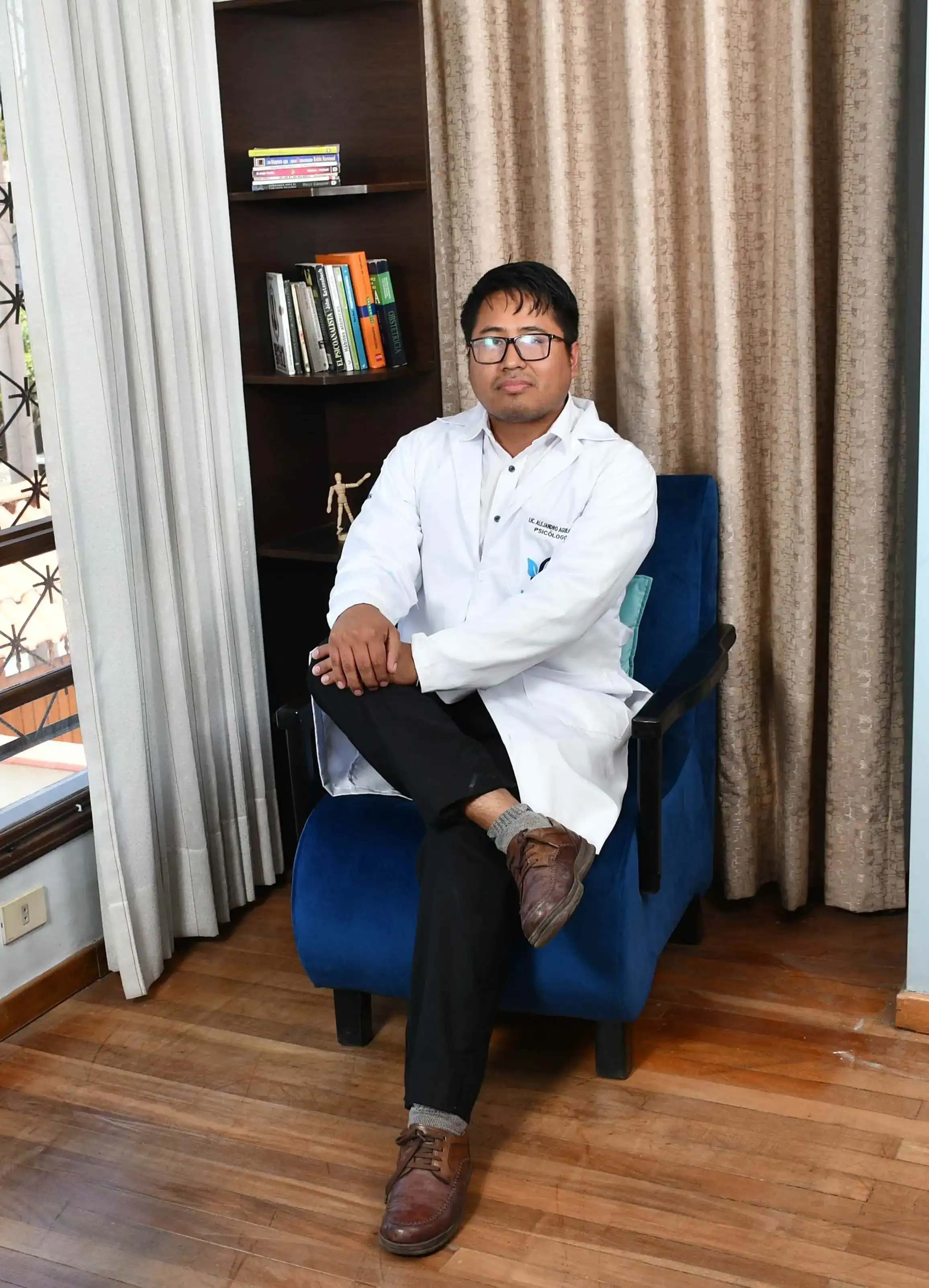 Lic. Alejandro Aguilar en consultorio